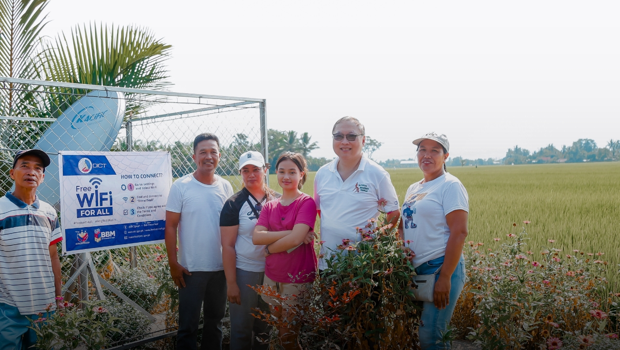Officials signing partnership agreement with Kacific
